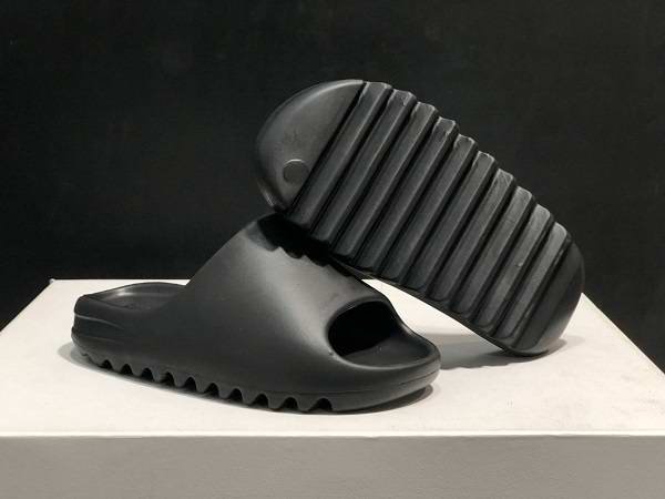 Women's Yeezy Black Slide 003